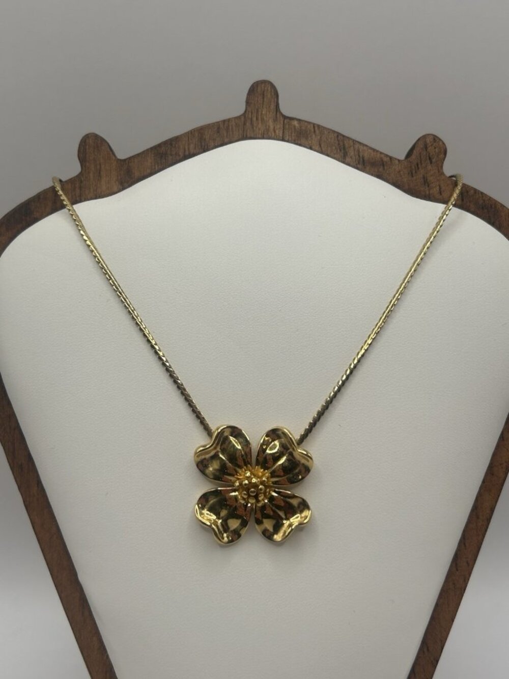 VINTAGE MONET GOLD TONE DOGWOOD FLOWER PENDANT NECKLACE Gift Jewelry